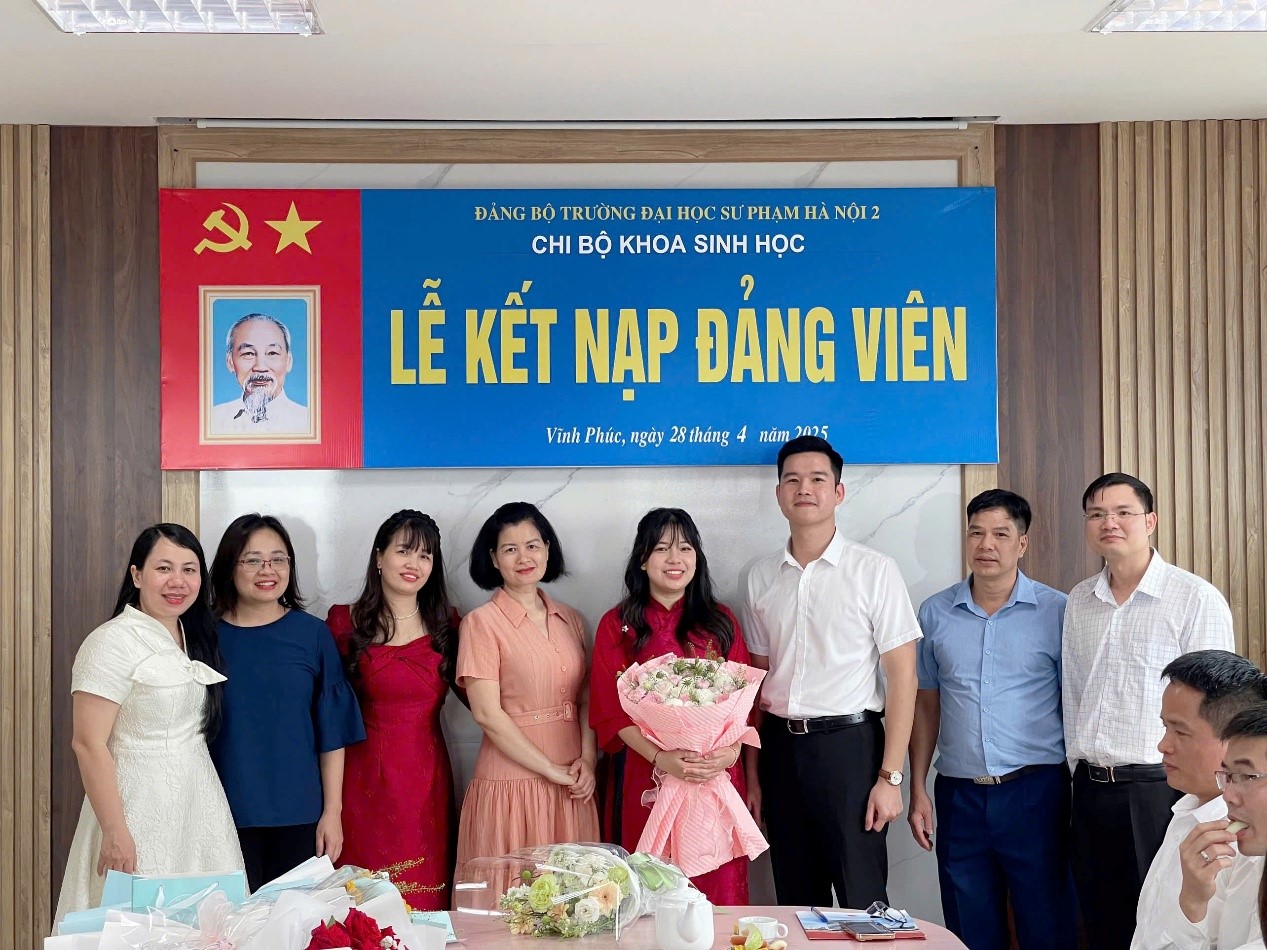 Lễ kết nạp đảng viên cho sinh viên Vũ Thị Bảo Huế - K47 ngành Sư phạm Sinh học
