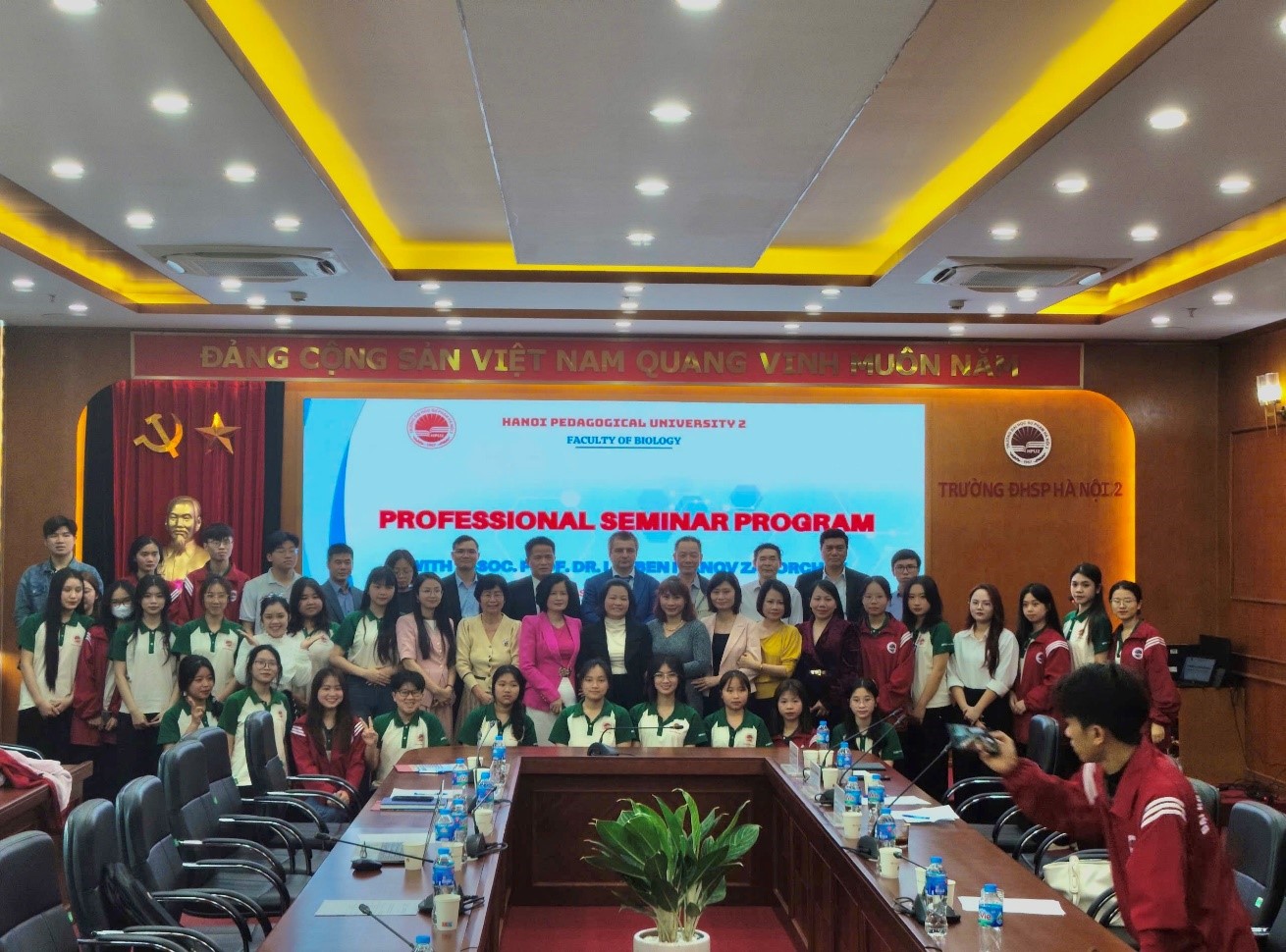 Chương trình seminar chuyên môn với chuyên gia, PGS. TS. Lyuben Ivanov Zagorchev, Trưởng khoa Sinh học, Đại học Sofia, Bulgaria, thành công tốt đẹp