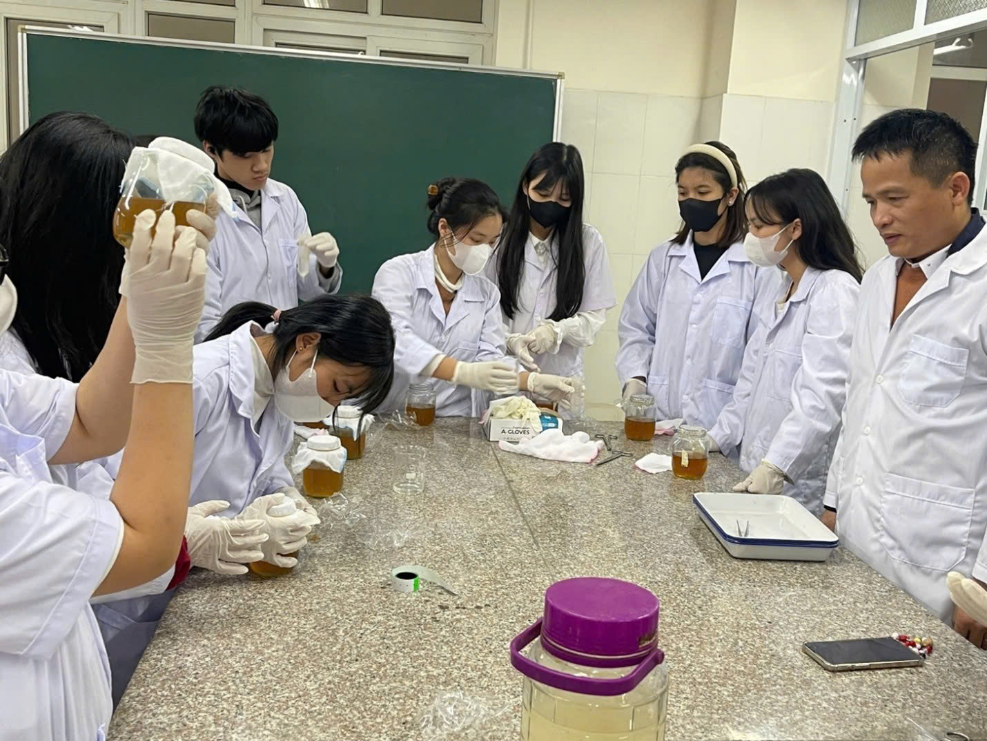 Vật liệu sinh học (Biomaterials) – Gắn kết kiến thức, thực tiễn và đam mê nghiên cứu trong đào tạo Công nghệ sinh học