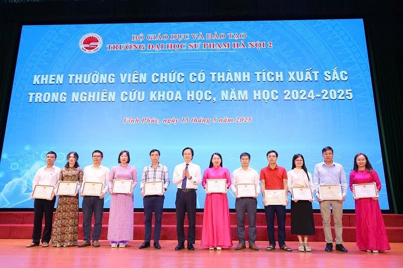 Tuyên dương các nhà giáo, nhà khoa học hỗ trợ và tham gia đào tạo ngành Công nghệ sinh học nhân kỷ niệm ngày Khoa học và Công nghệ Việt Nam